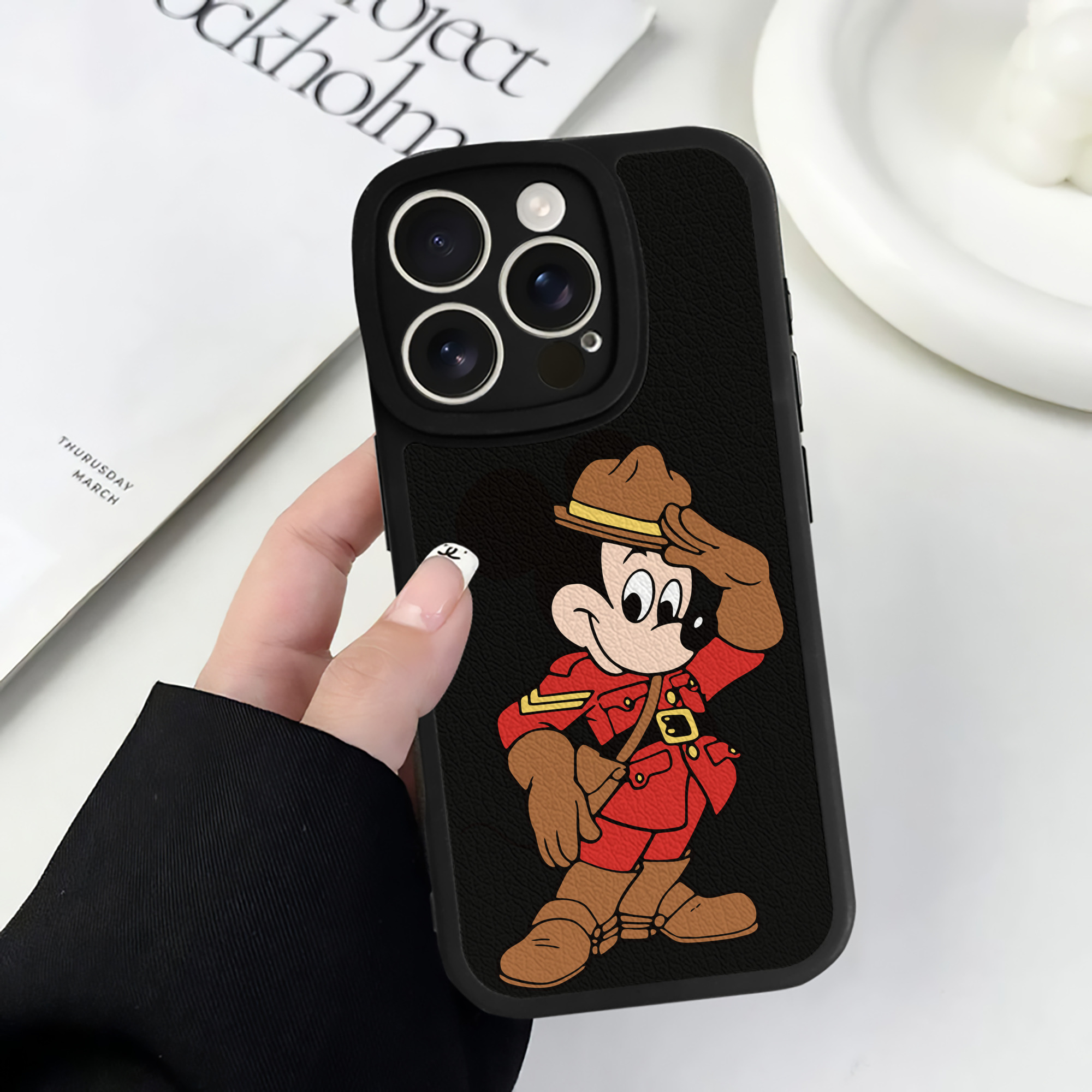 （画像用） ミッキーマウス Mickey Mouse 【iPhone 16シリーズ対応】シリコンスマホケース（レザー調） 材質：シリコン